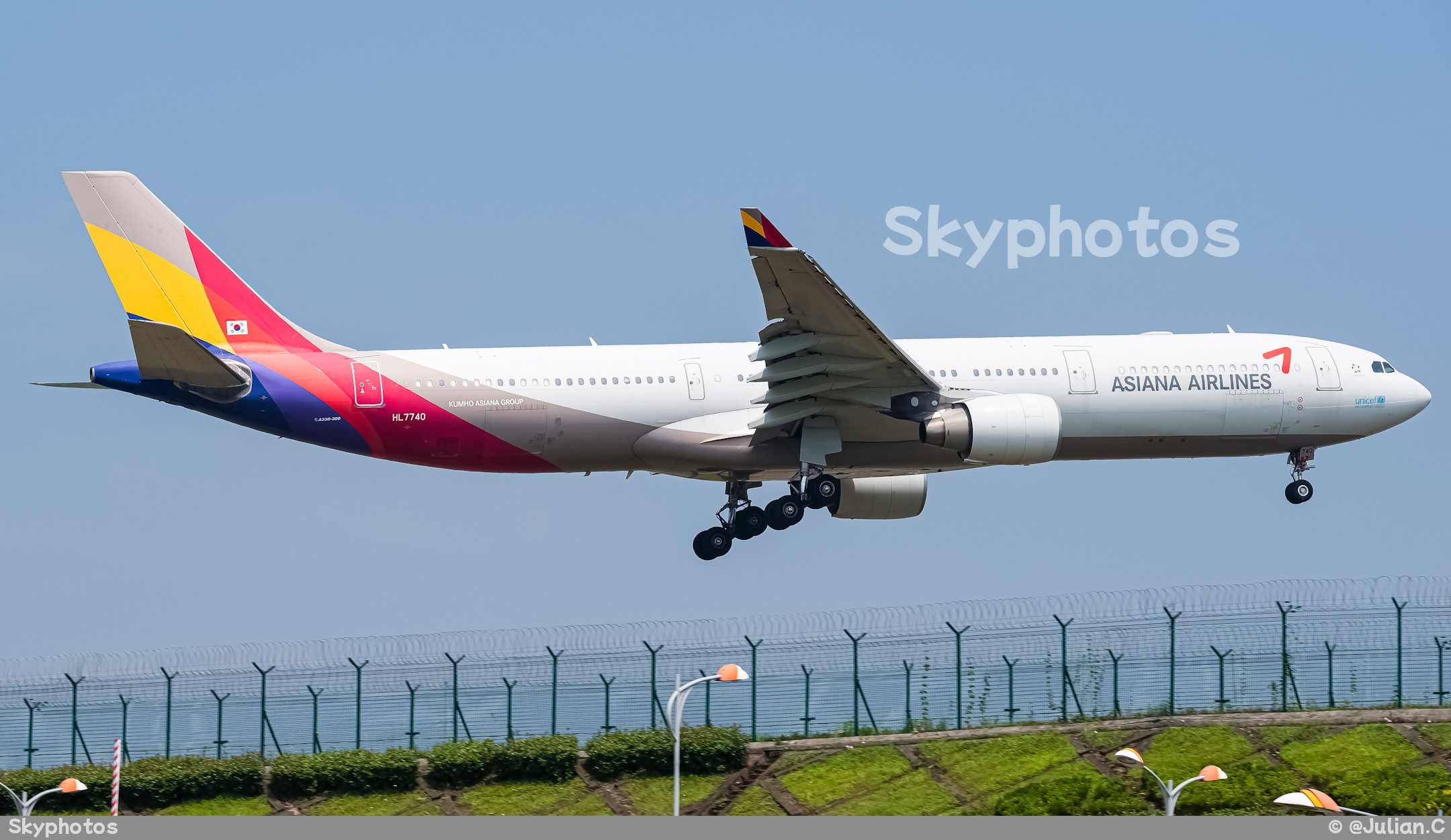 Asia Airlines Airbus A330-323